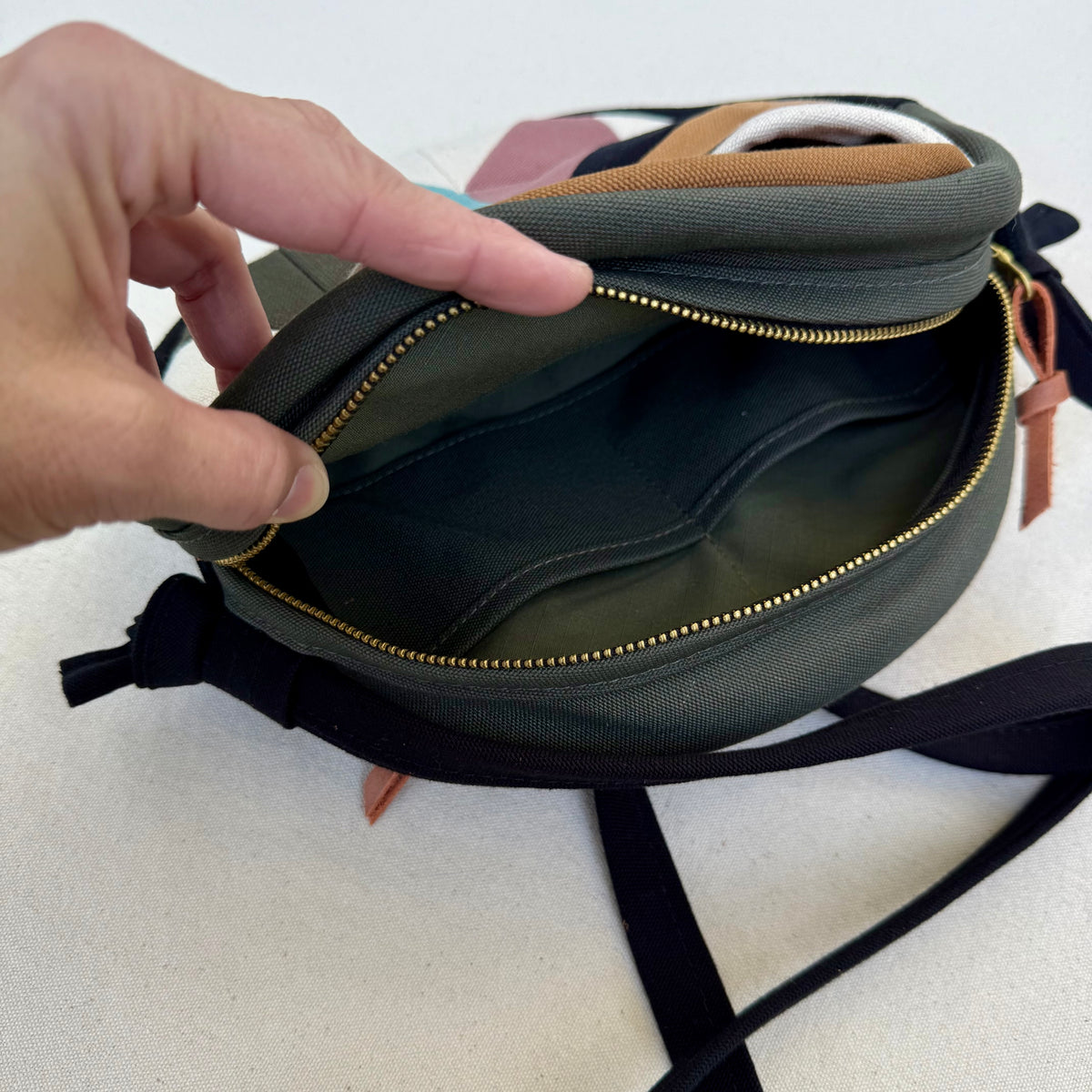 pinwheel star circle crossbody, natural with caramel/black/dark olive/mauve/pink/aqua