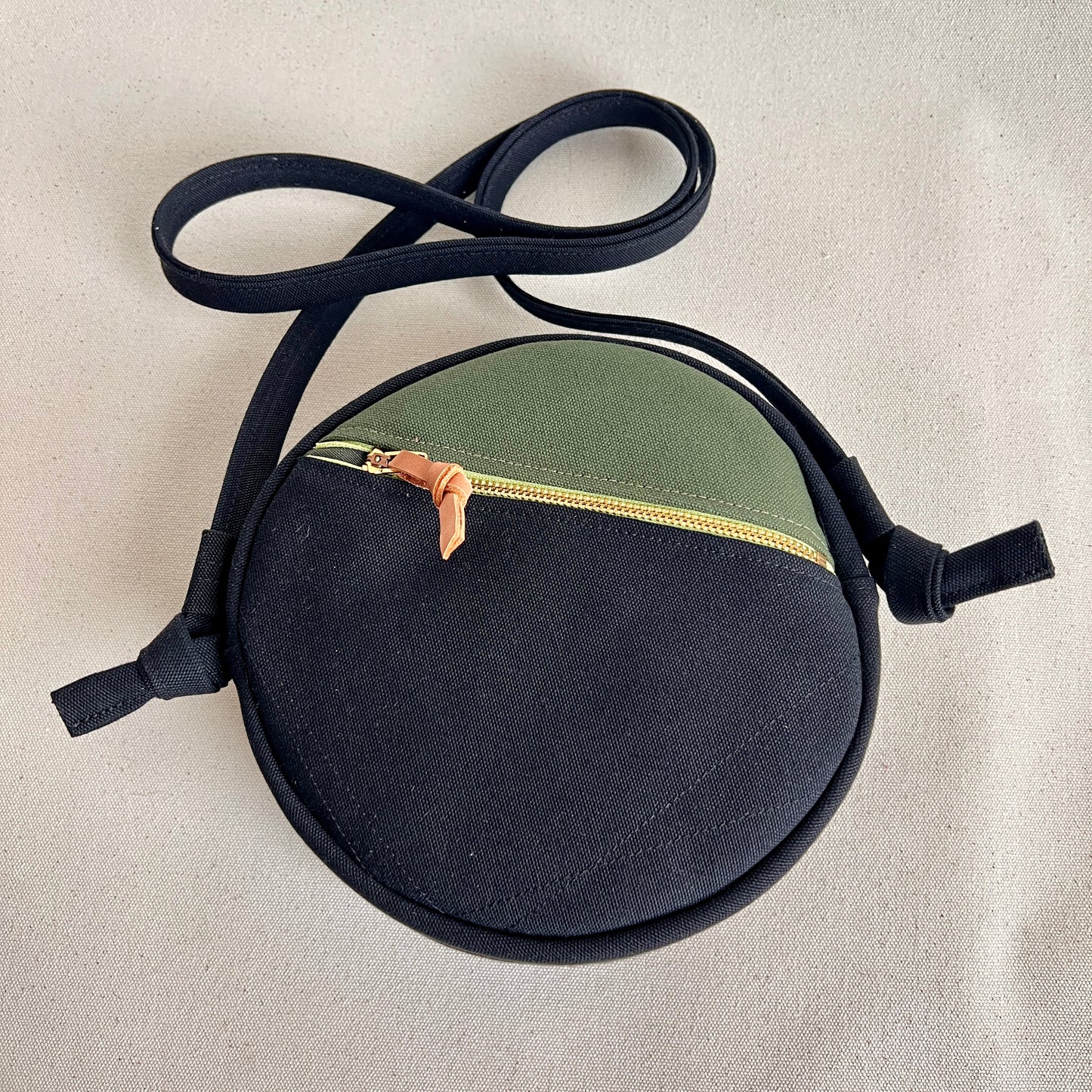 circle crossbody, black/raisin/aqua/lemon/spruce etc