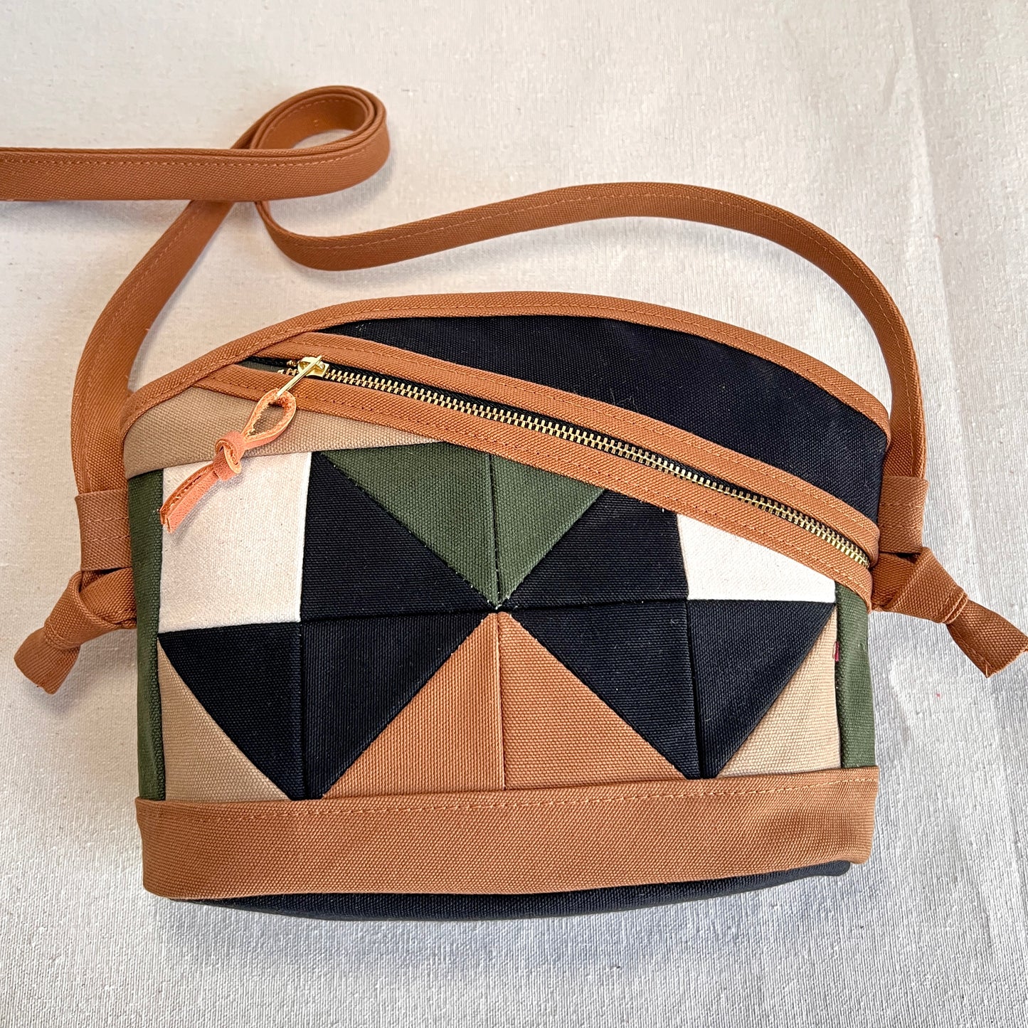 rounded-top quilt star crossbody, forest/black/sand/natural