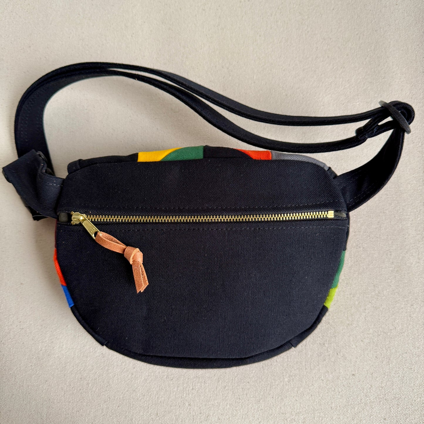 party triangles fanny bag (black)