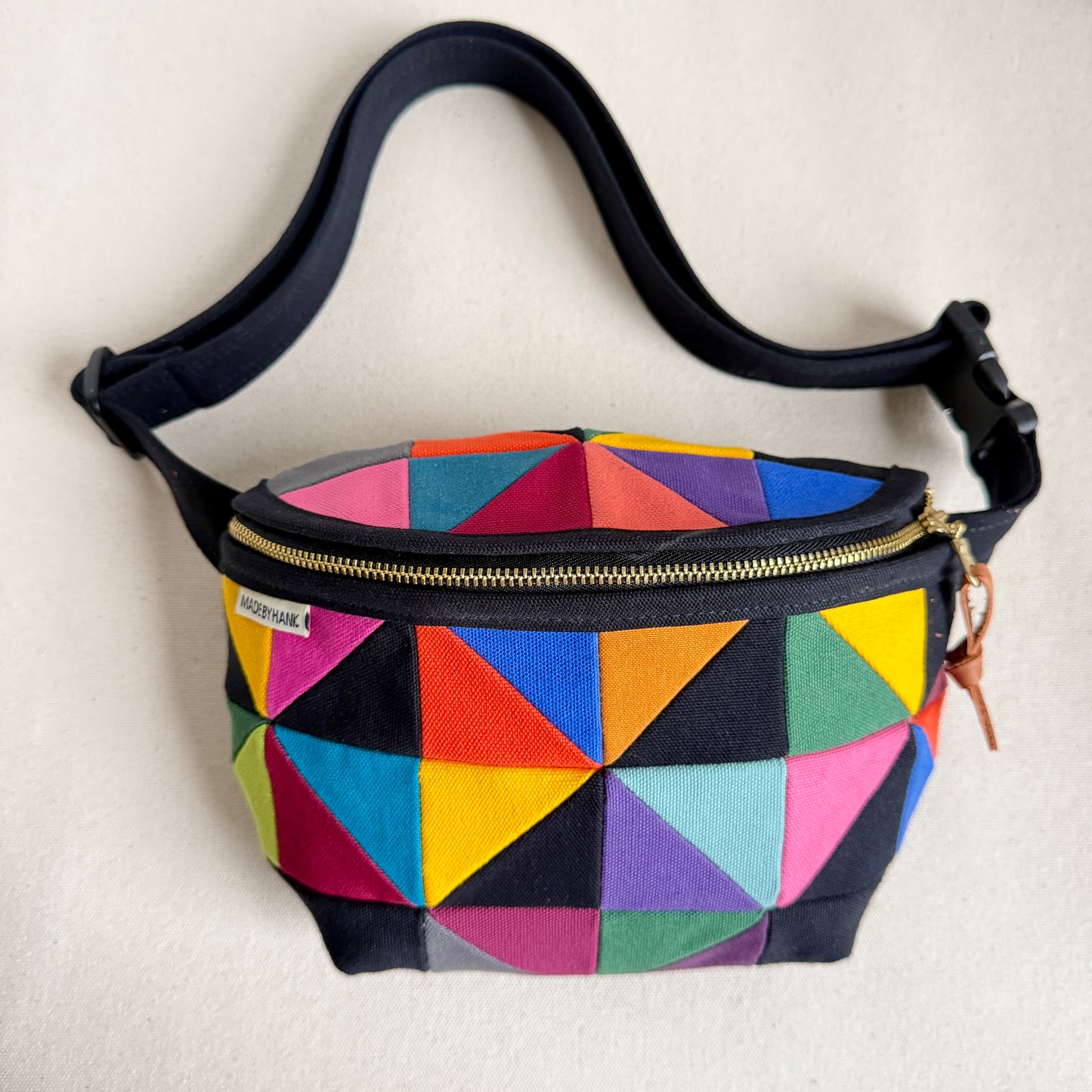 party triangles fanny bag (black)