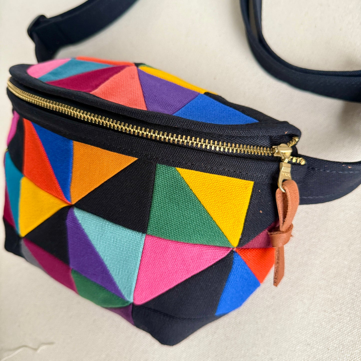 party triangles fanny bag (black)