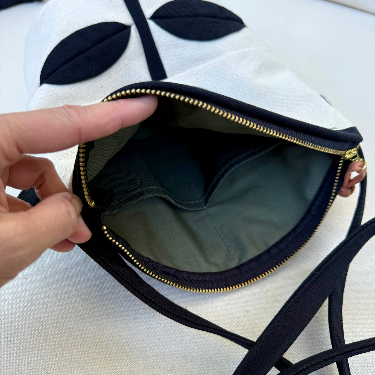 The Emmy Crossbody, pieced work tulip in natural and black