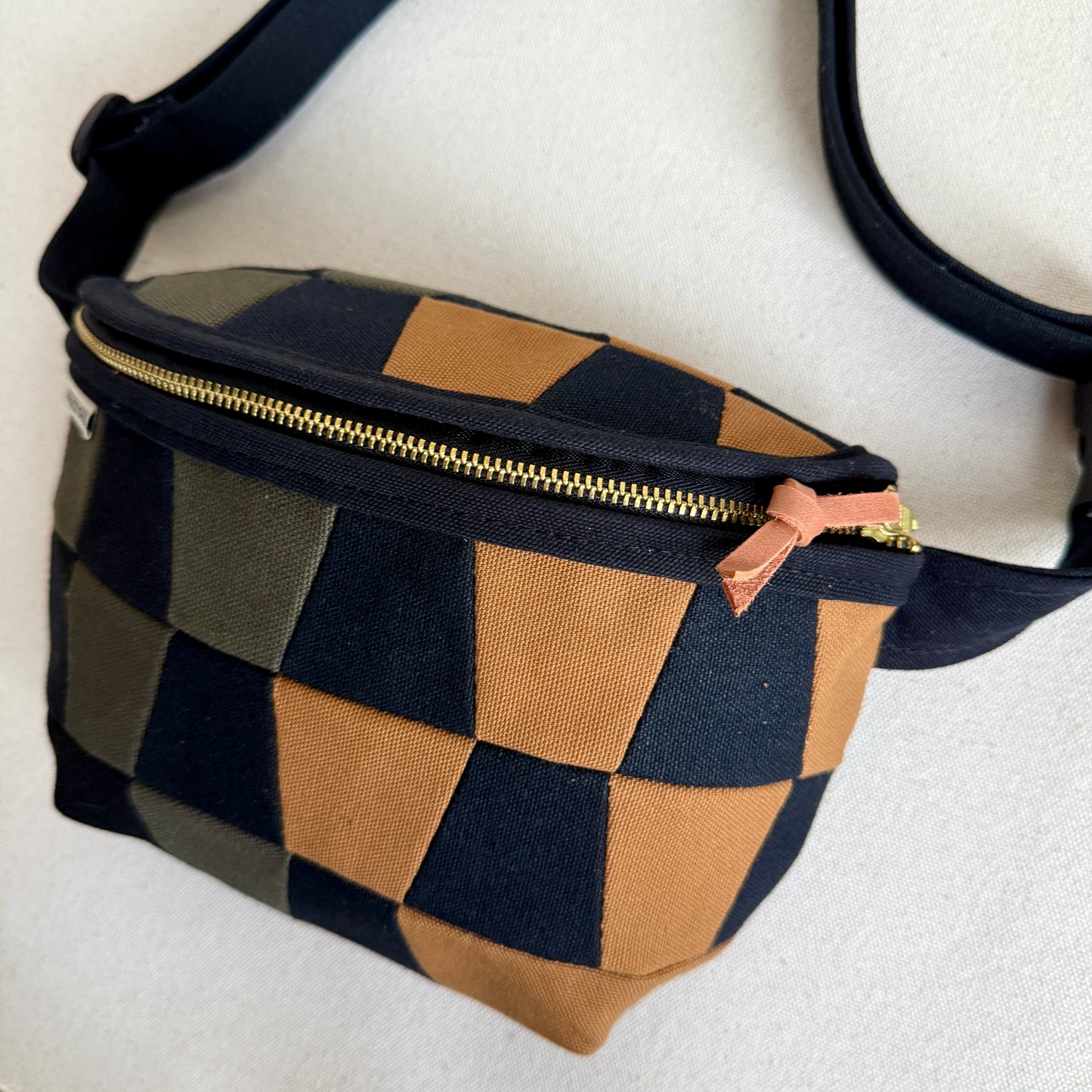 trapezoid checkerboard fanny bag, forest/caramel/black