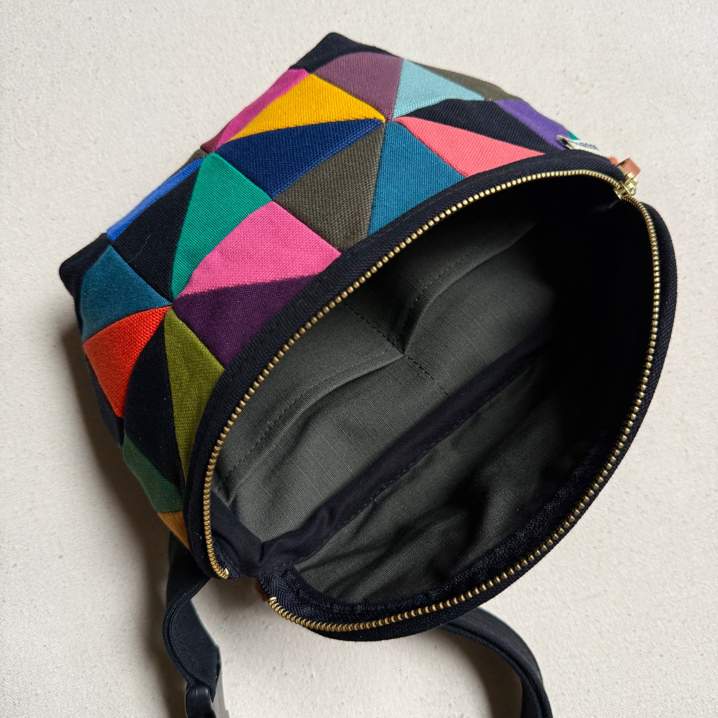 party triangles fanny bag (black)