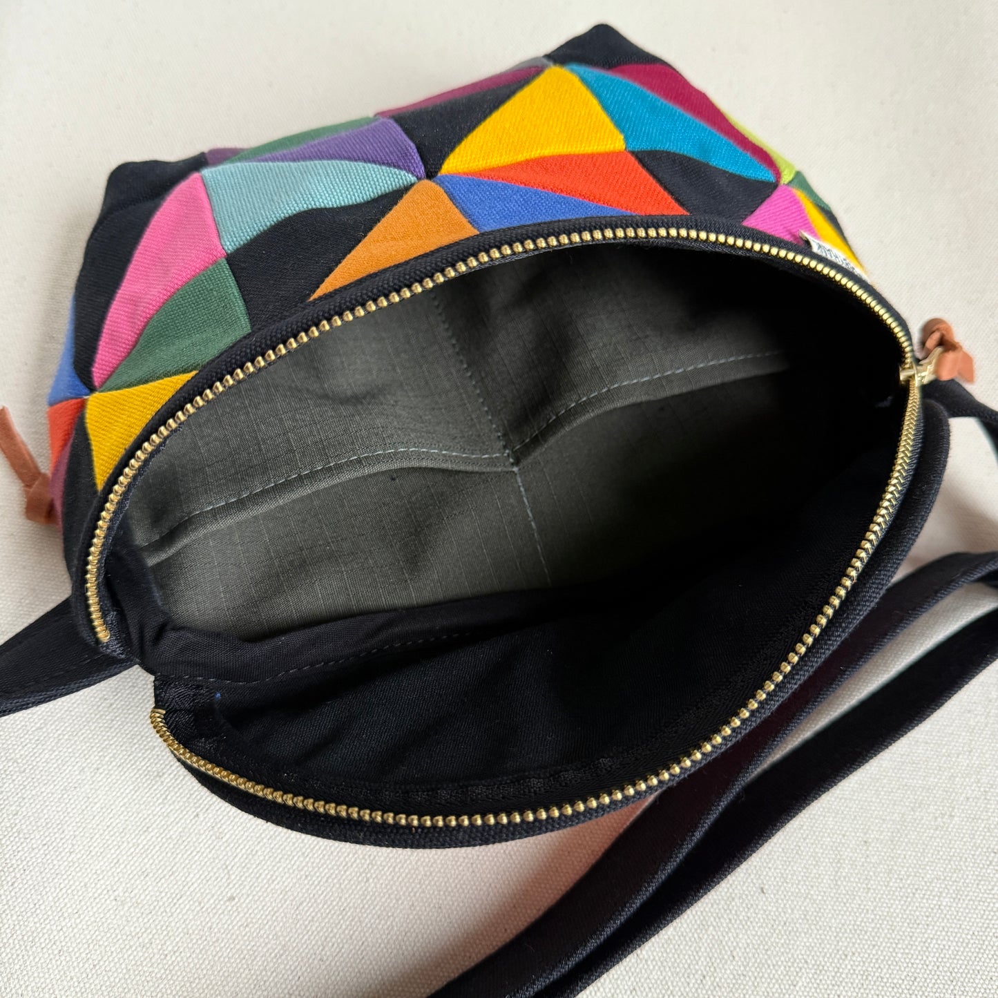 party triangles fanny bag (black)