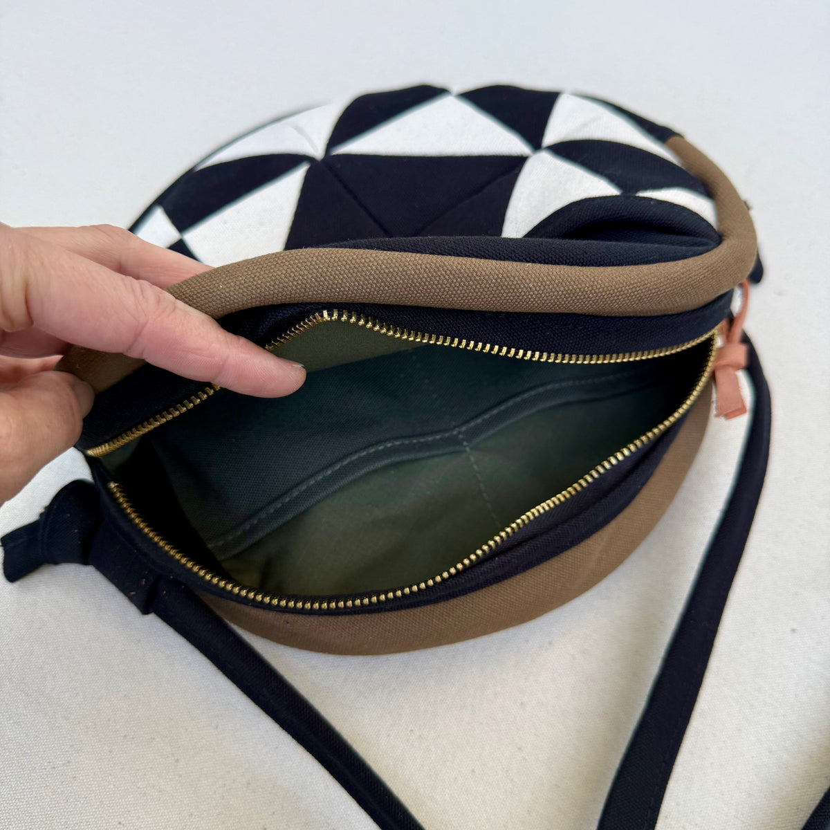 quilt star circle crossbody in black + natural