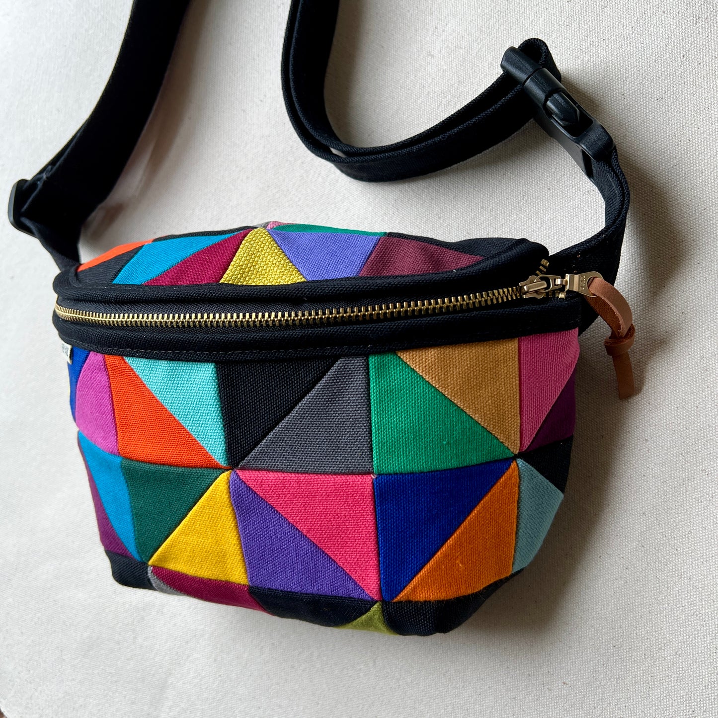 party triangles fanny bag (black)