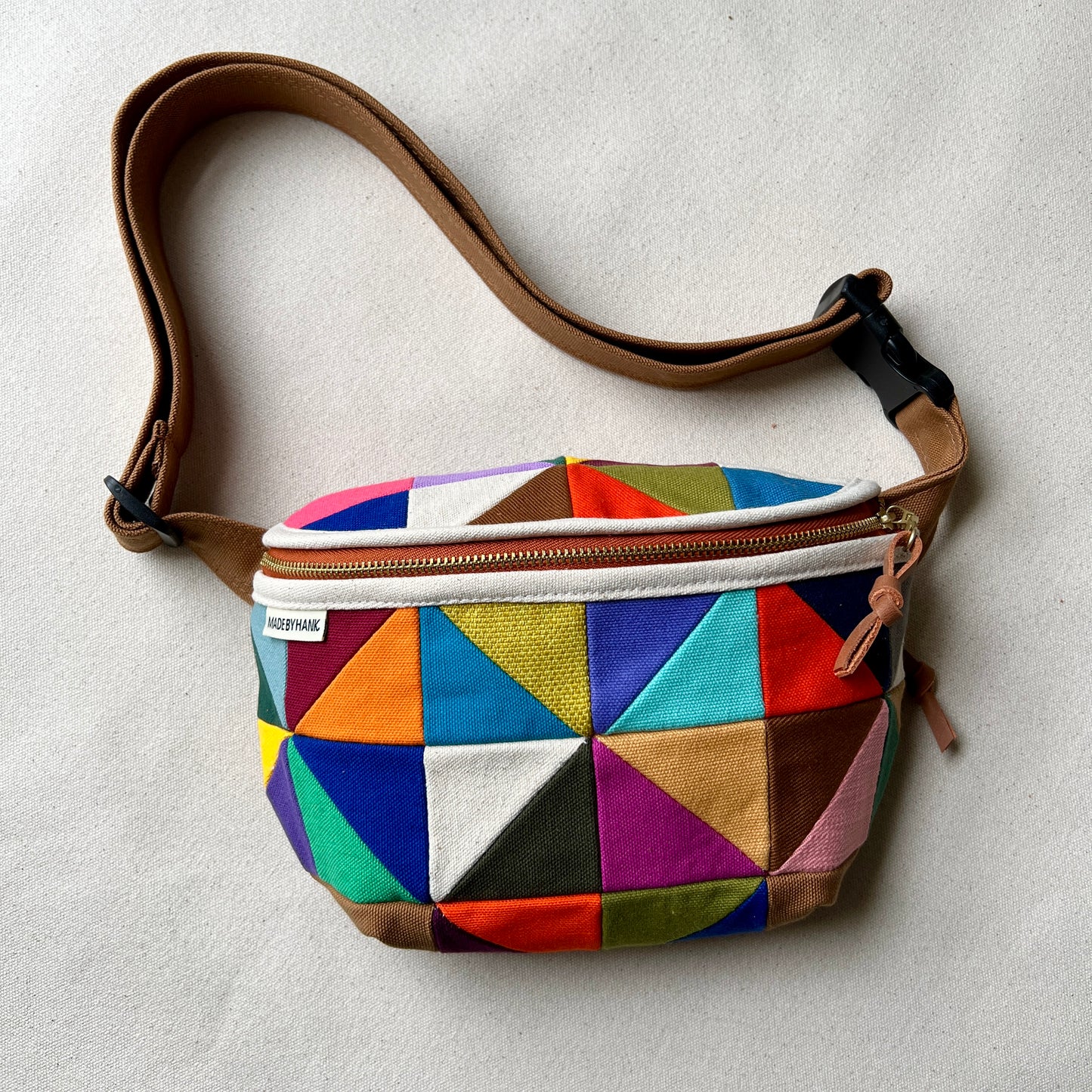 party triangles fanny bag (caramel)