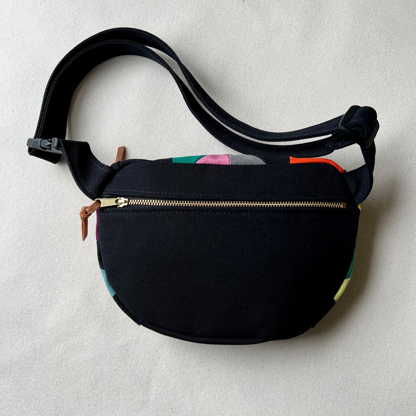 party triangles fanny bag (black)