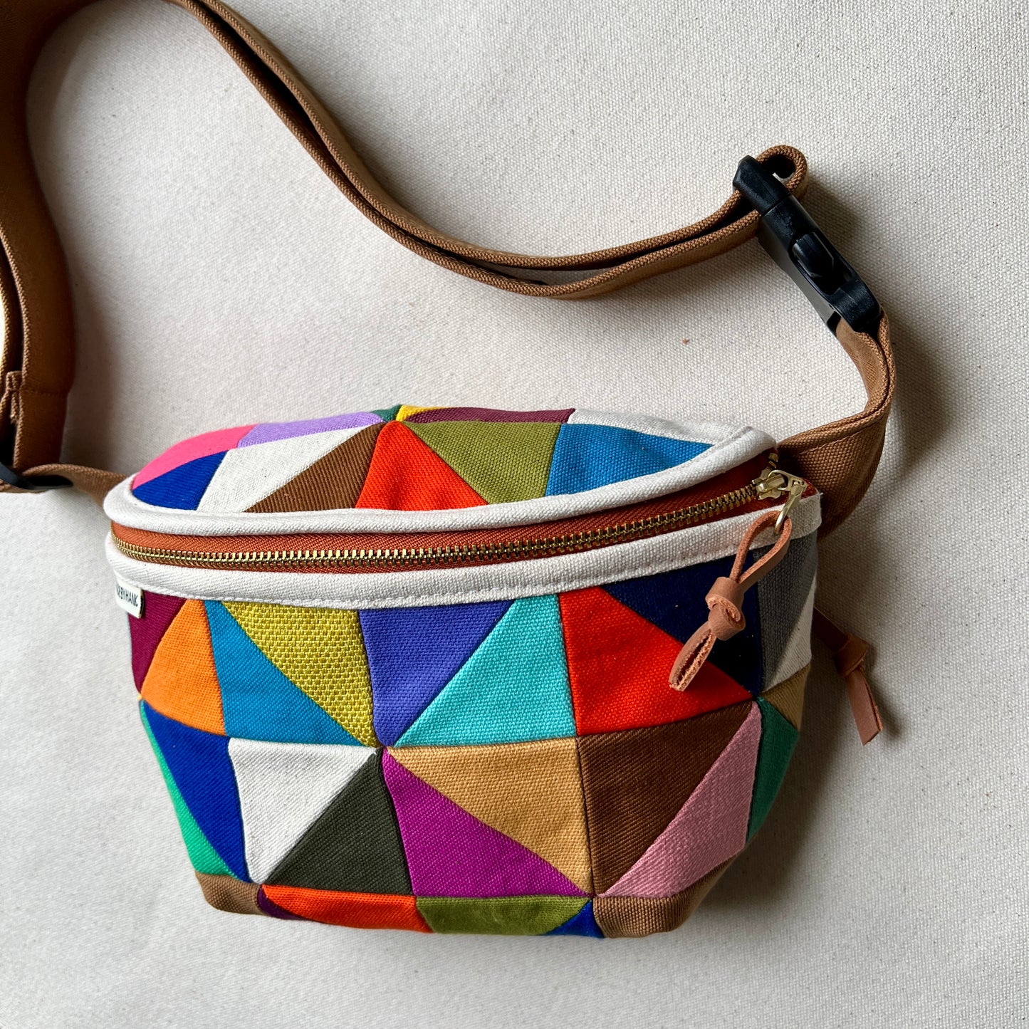 party triangles fanny bag (caramel)