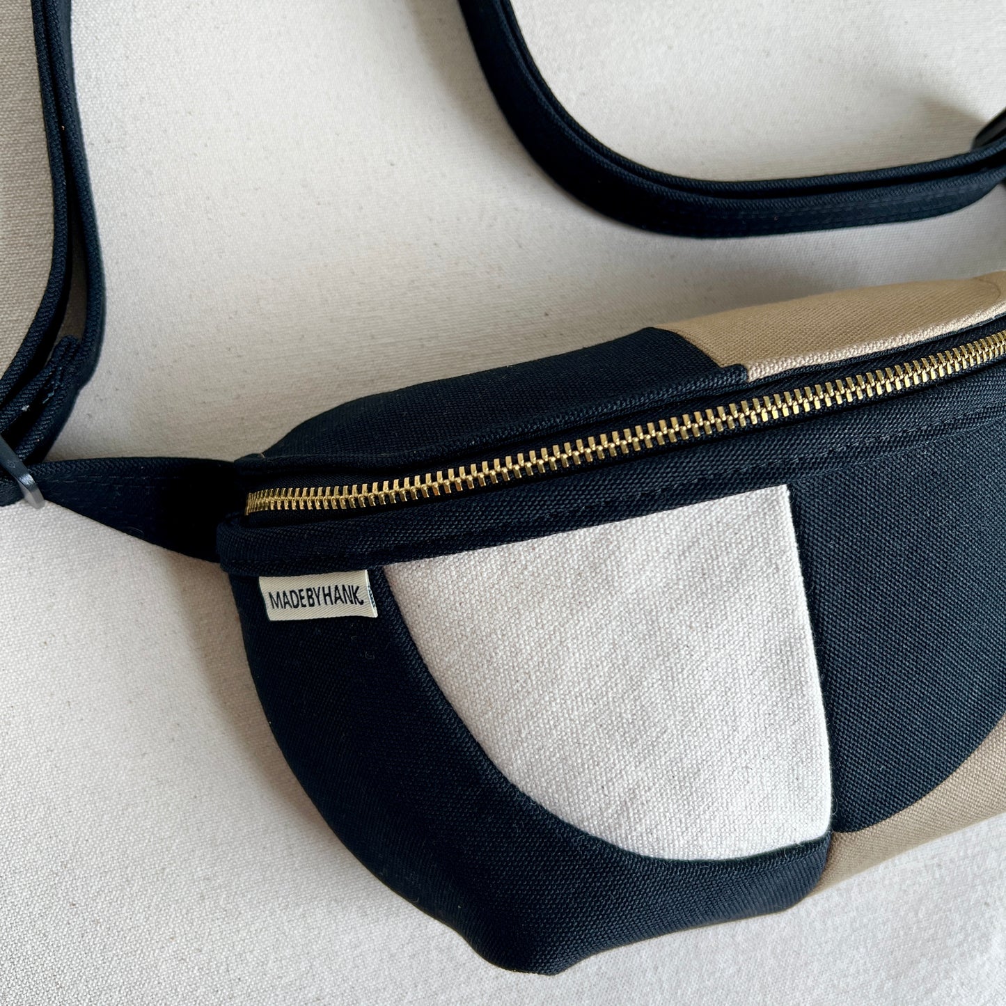 color block fanny, black/natural/sandstone