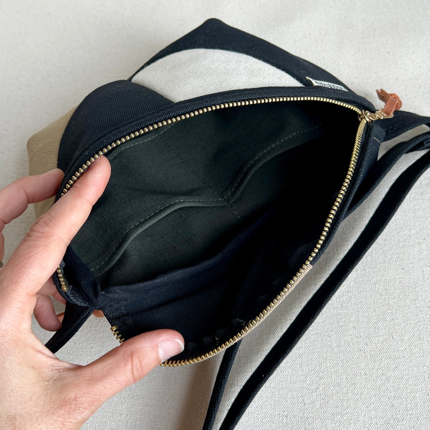 color block fanny, black/natural/sandstone