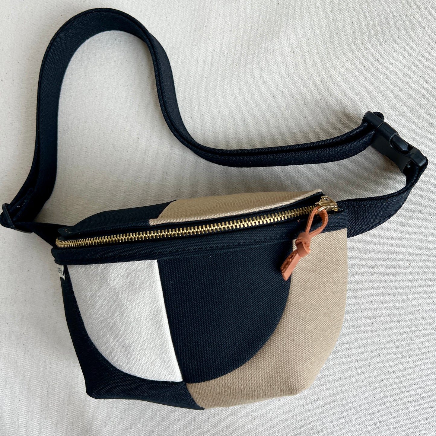 color block fanny, black/natural/sandstone