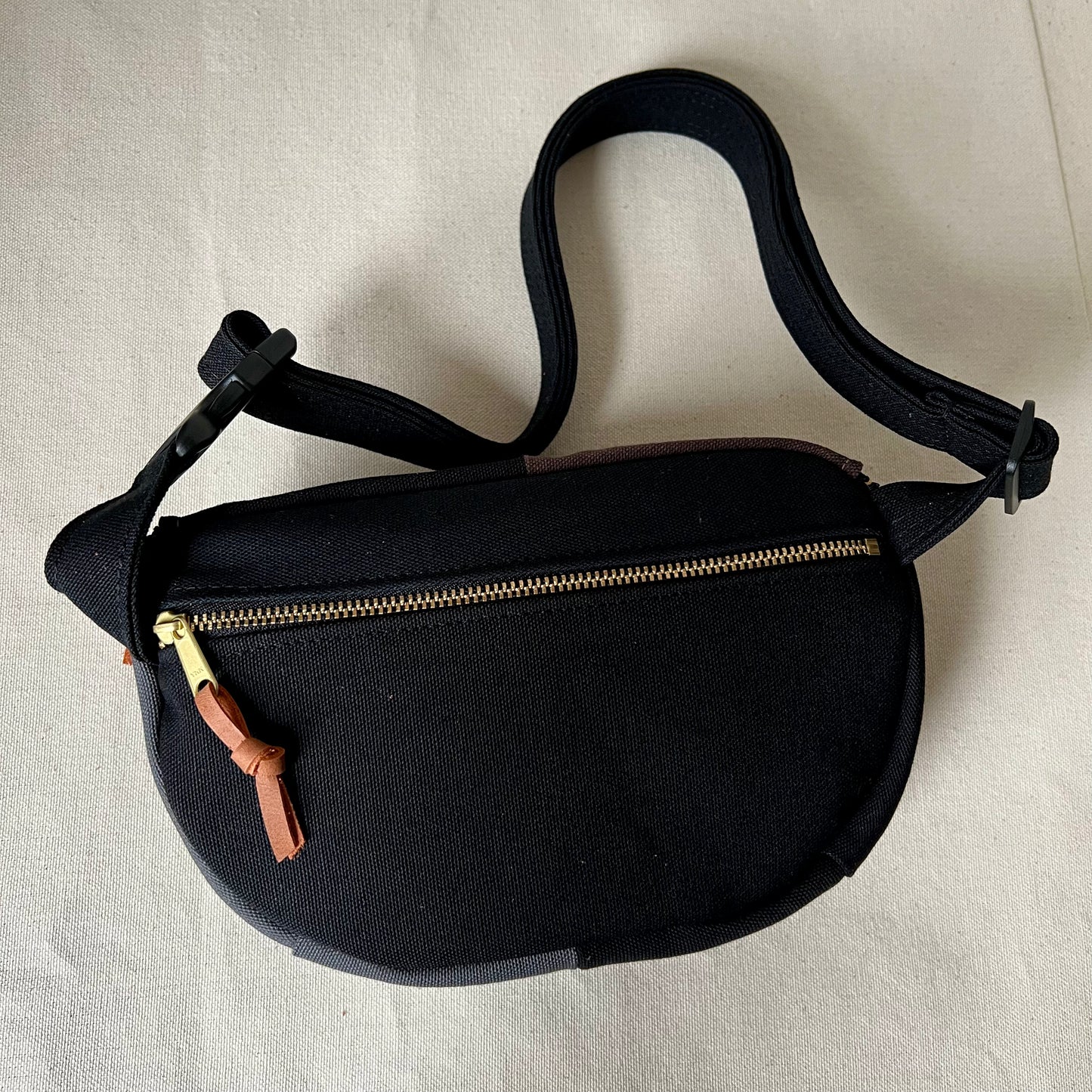 color block fanny, black/natural/sandstone