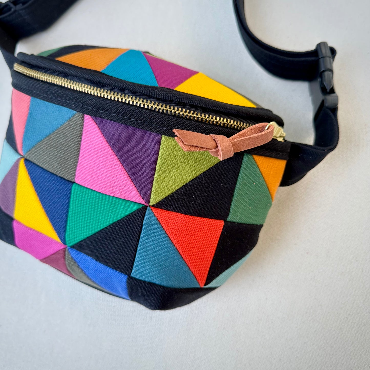 party triangles fanny bag (black)