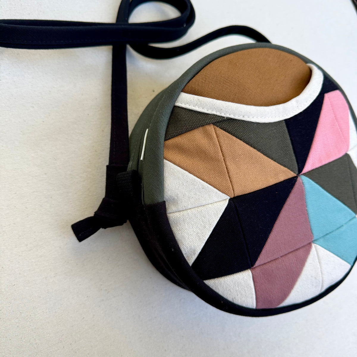 pinwheel star circle crossbody, natural with caramel/black/dark olive/mauve/pink/aqua