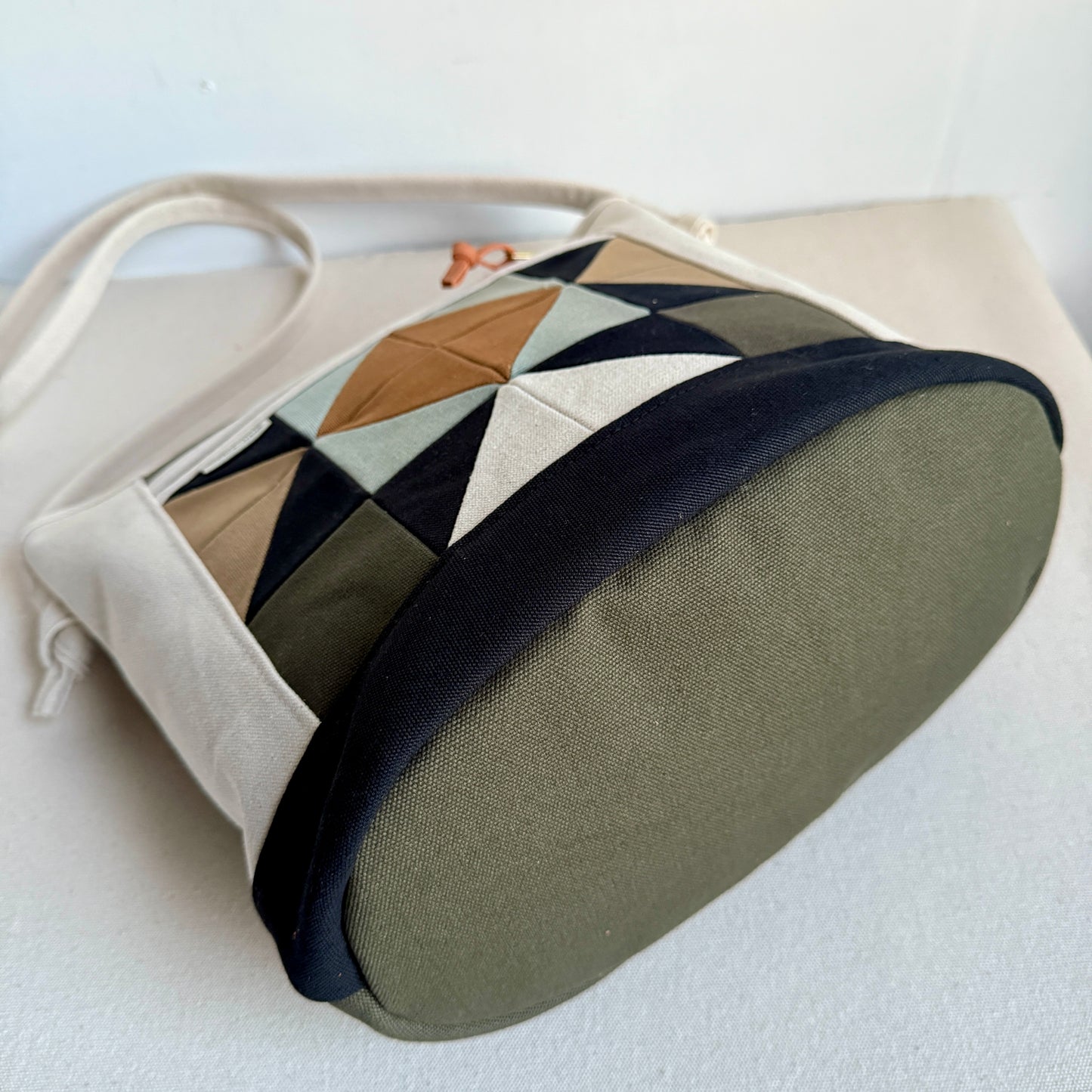 large bucket bag with separating zipper, natural/ seaglass/caramel/forest/black