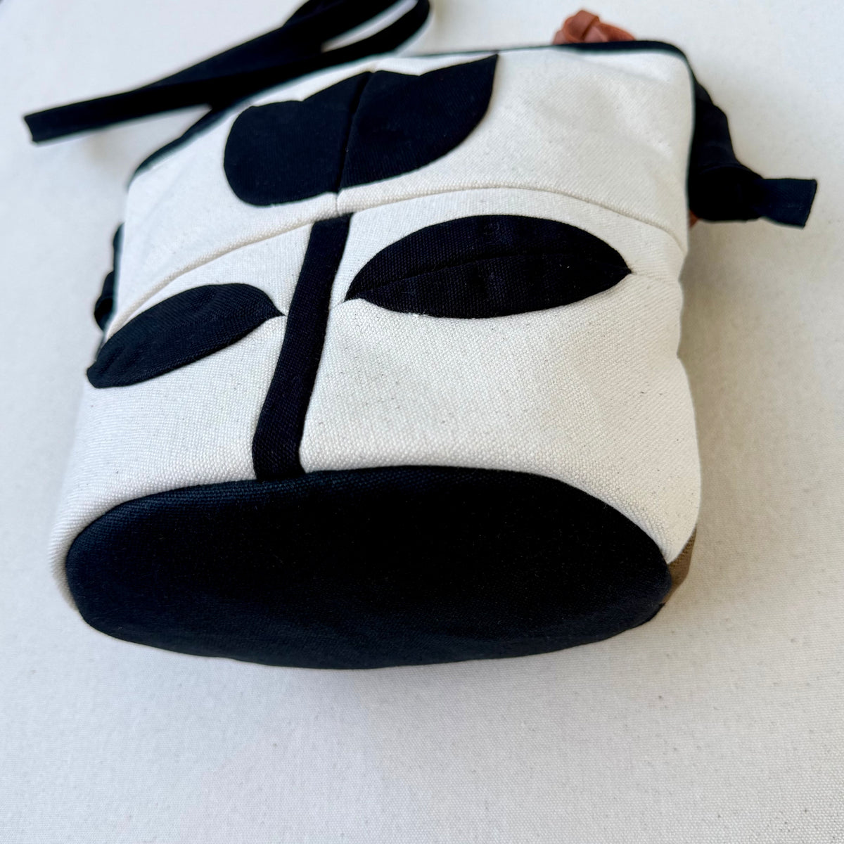 The Emmy Crossbody, pieced work tulip in natural and black