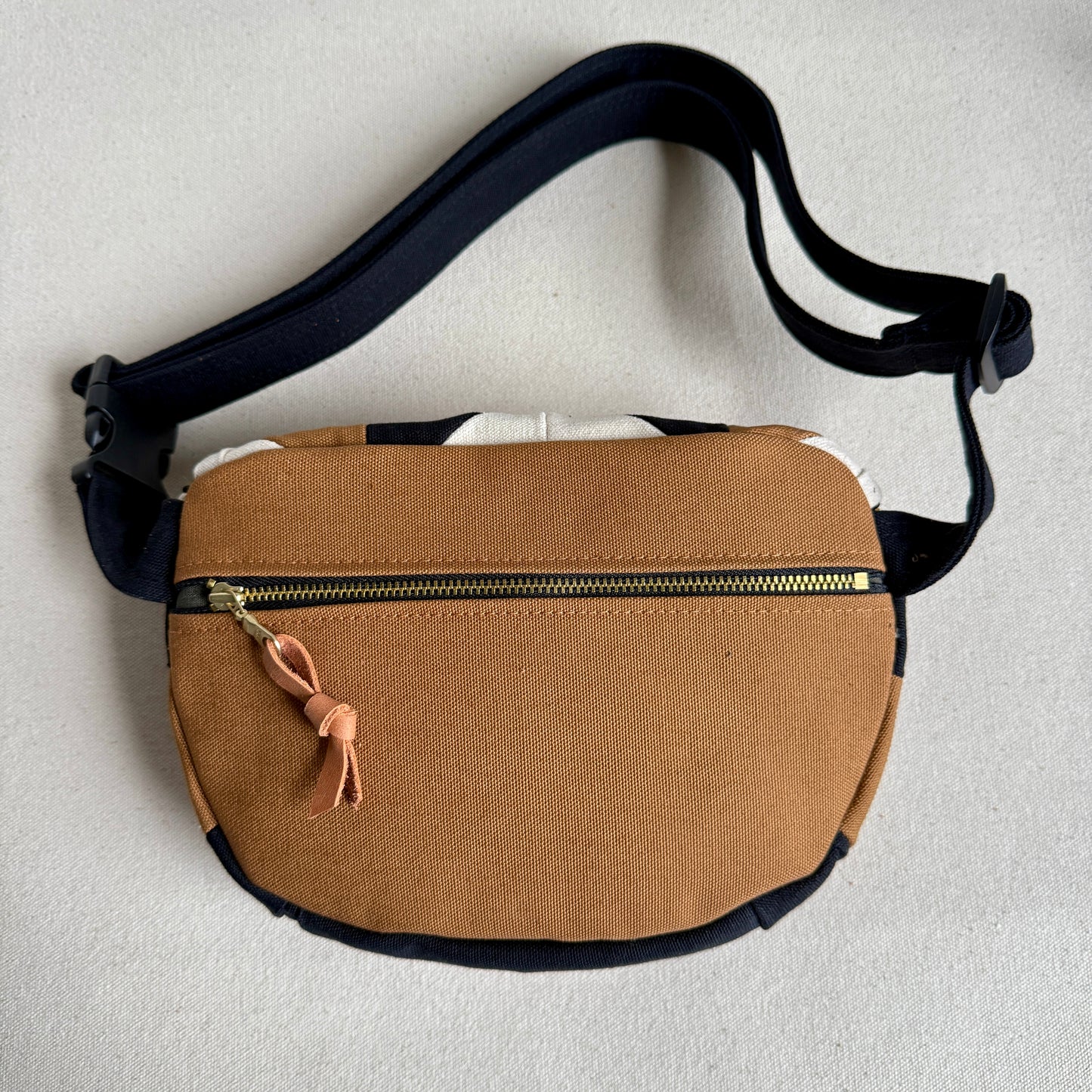 sawtooth star fanny bag, natural with caramel + black