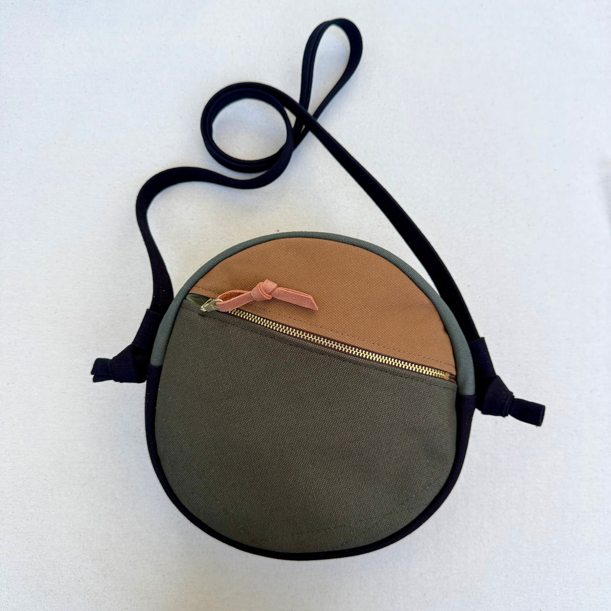 pinwheel star circle crossbody, natural with caramel/black/dark olive/mauve/pink/aqua