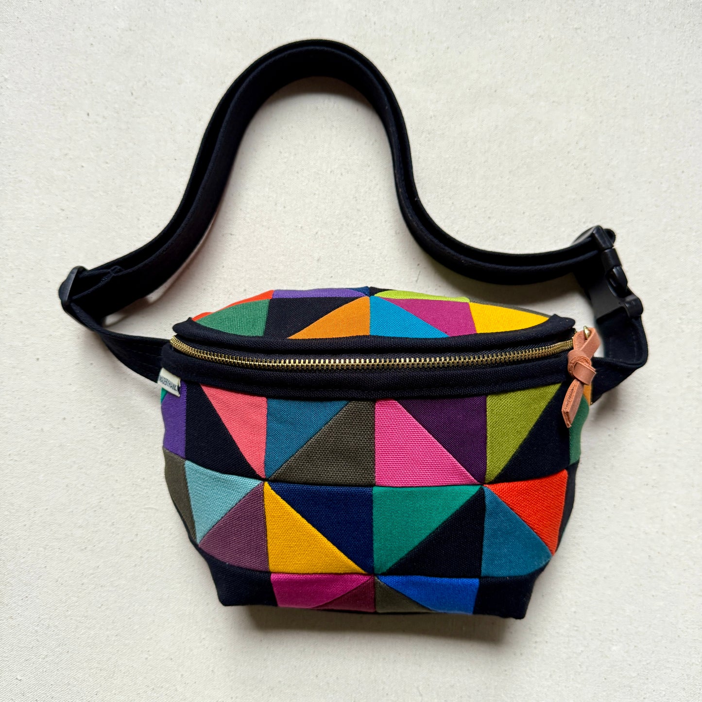 party triangles fanny bag (black)