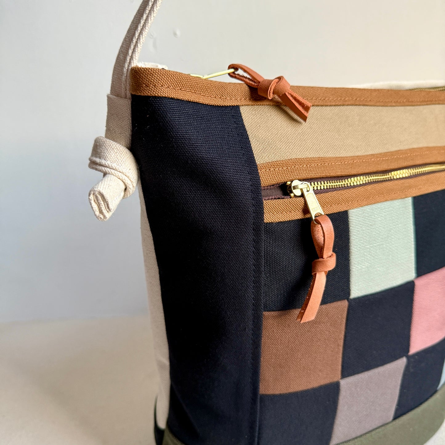 large bucket bag with separating zipper, natural/ seaglass/caramel/forest/black