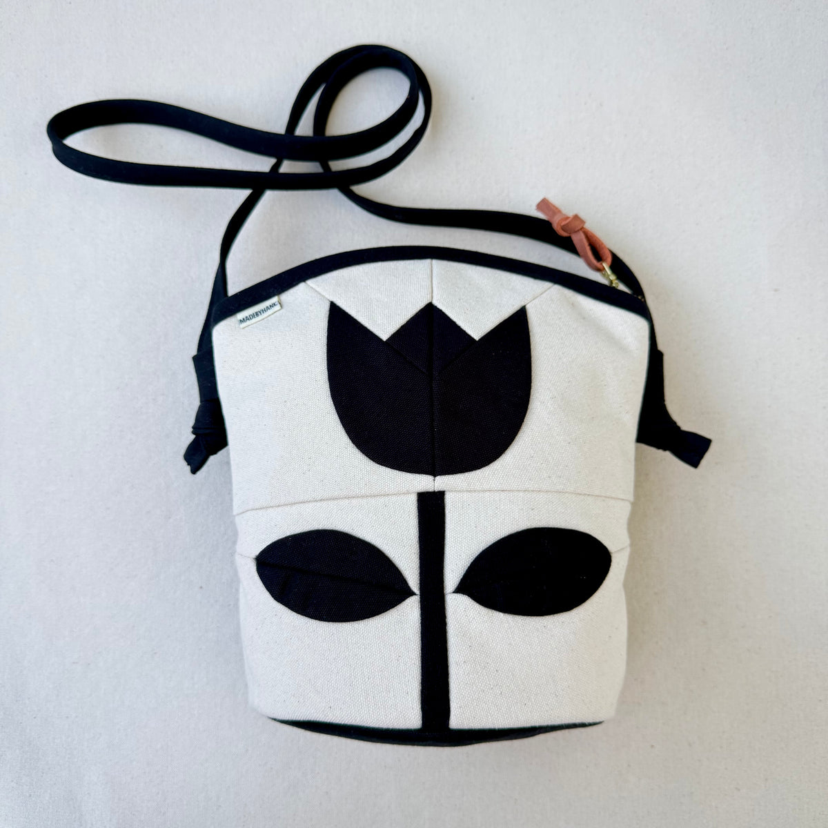 The Emmy Crossbody, pieced work tulip in natural and black
