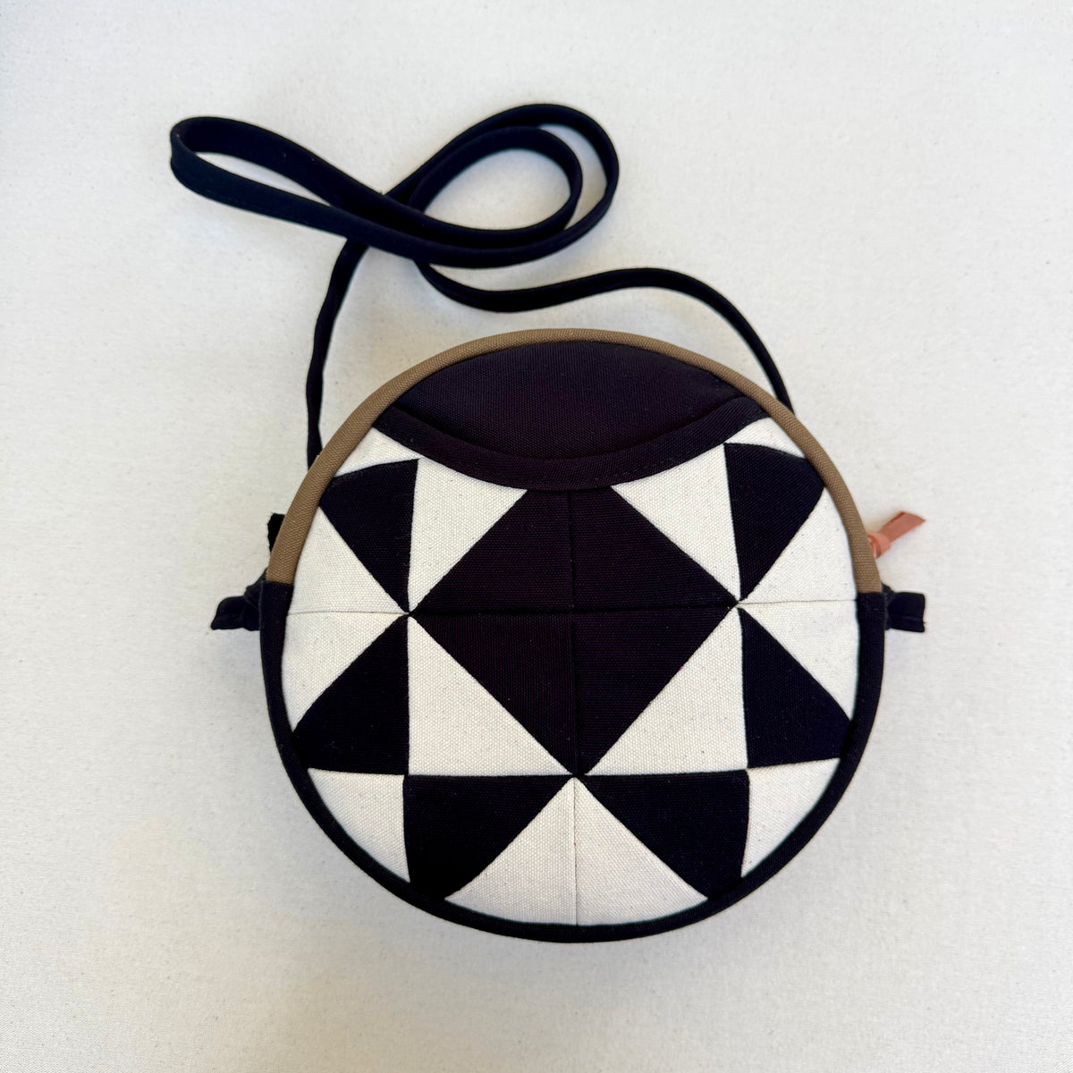 quilt star circle crossbody in black + natural