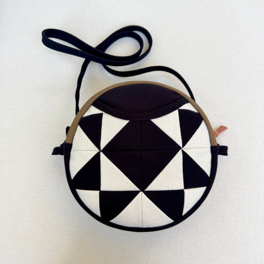 quilt star circle crossbody in black + natural