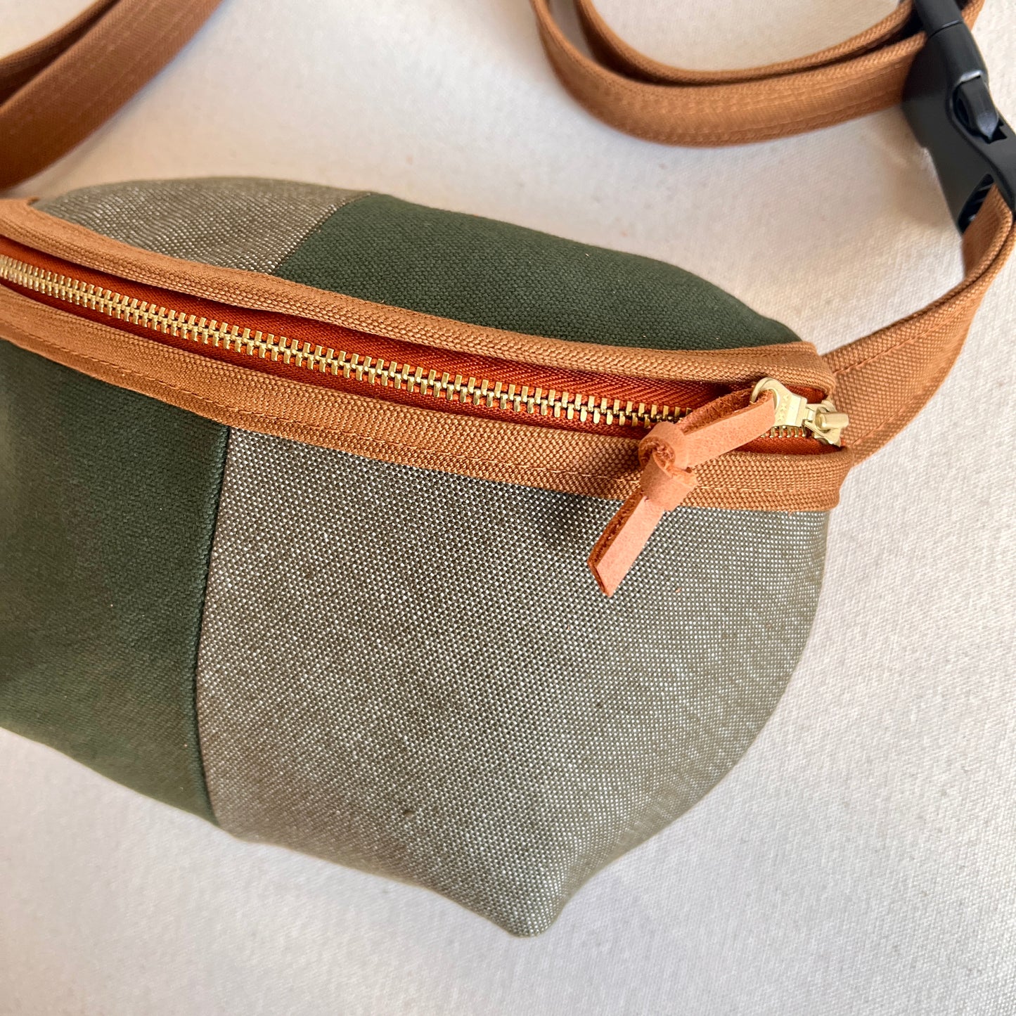 **PRE-ORDER** color block fanny bag, forest and muted olive