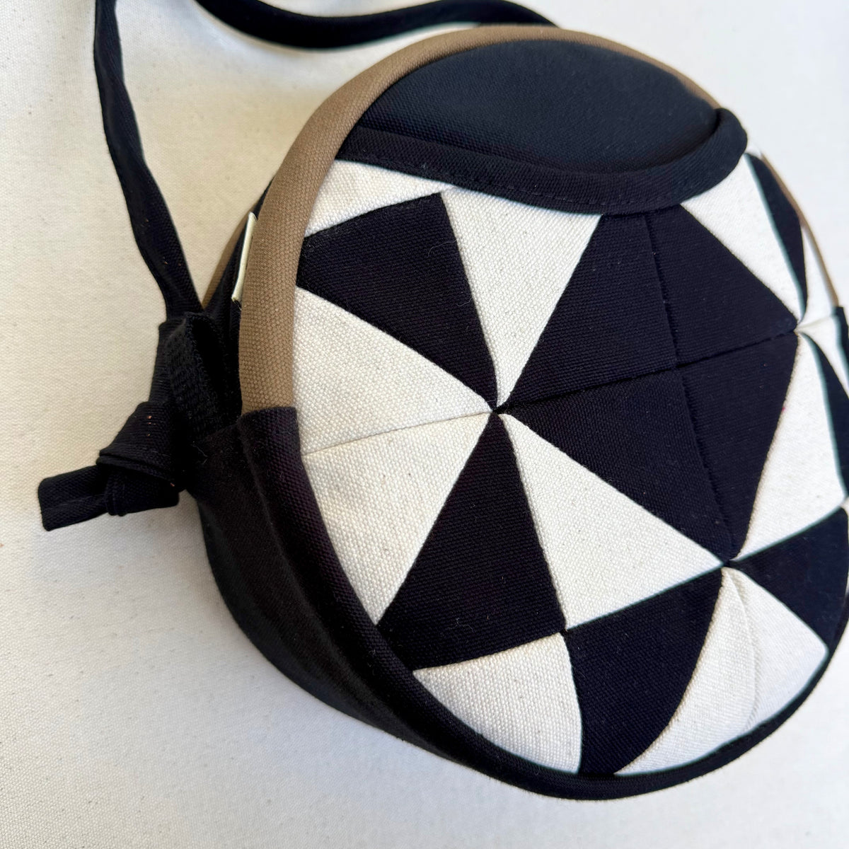 quilt star circle crossbody in black + natural