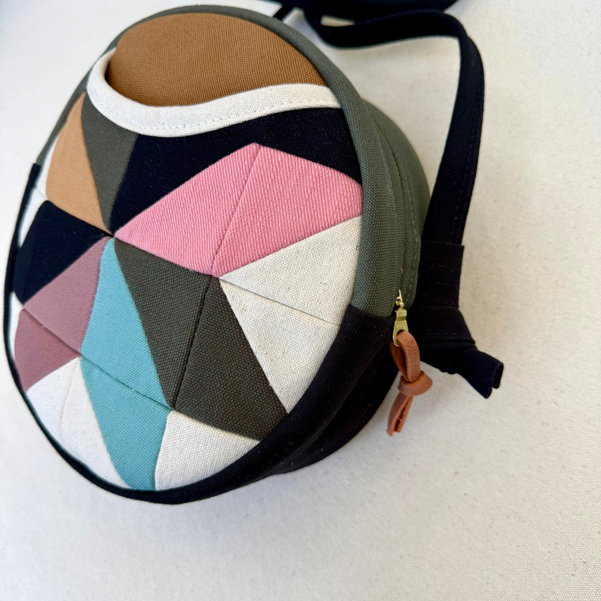 pinwheel star circle crossbody, natural with caramel/black/dark olive/mauve/pink/aqua