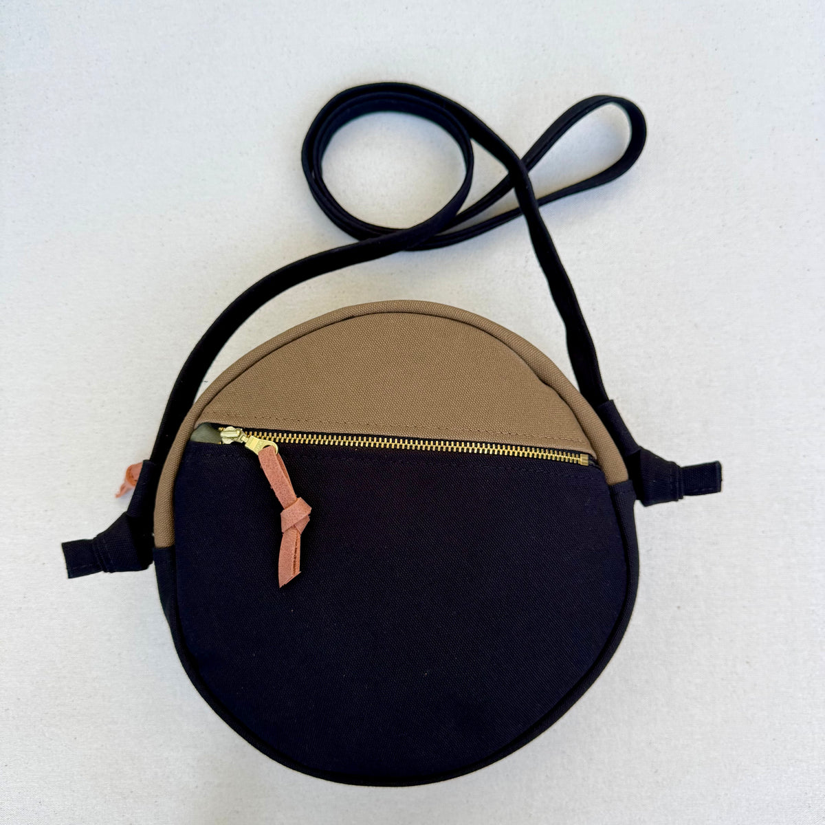 quilt star circle crossbody in black + natural