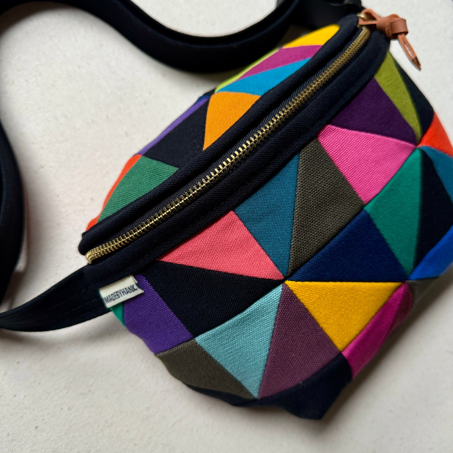 party triangles fanny bag (black)