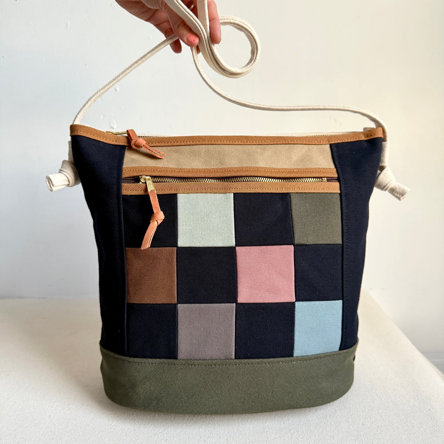 large bucket bag with separating zipper, natural/ seaglass/caramel/forest/black
