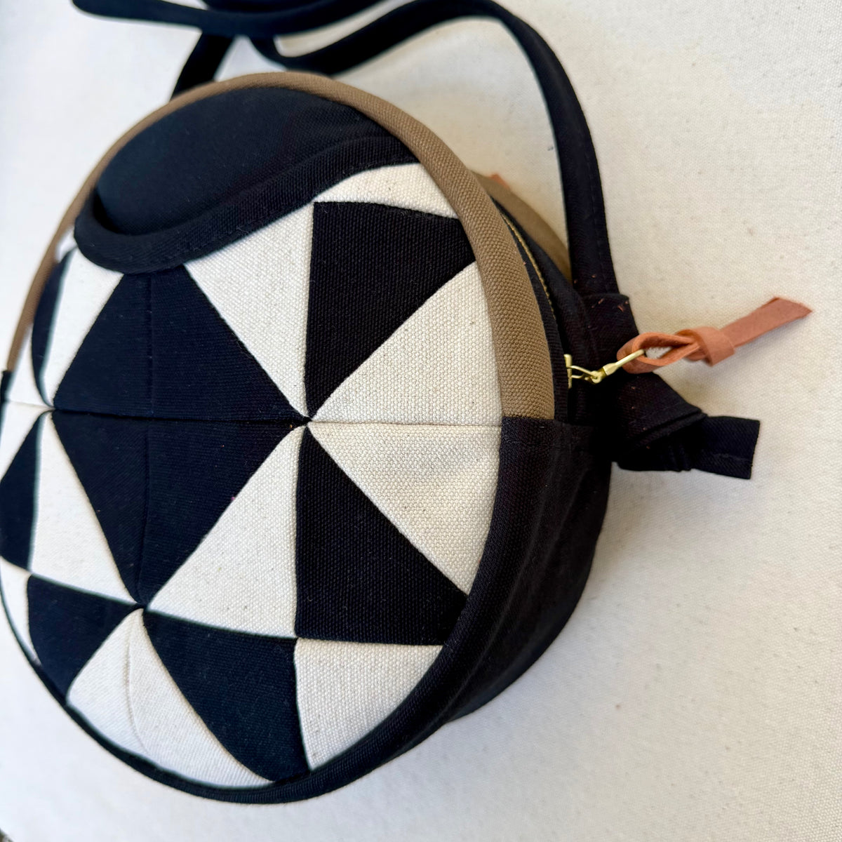quilt star circle crossbody in black + natural