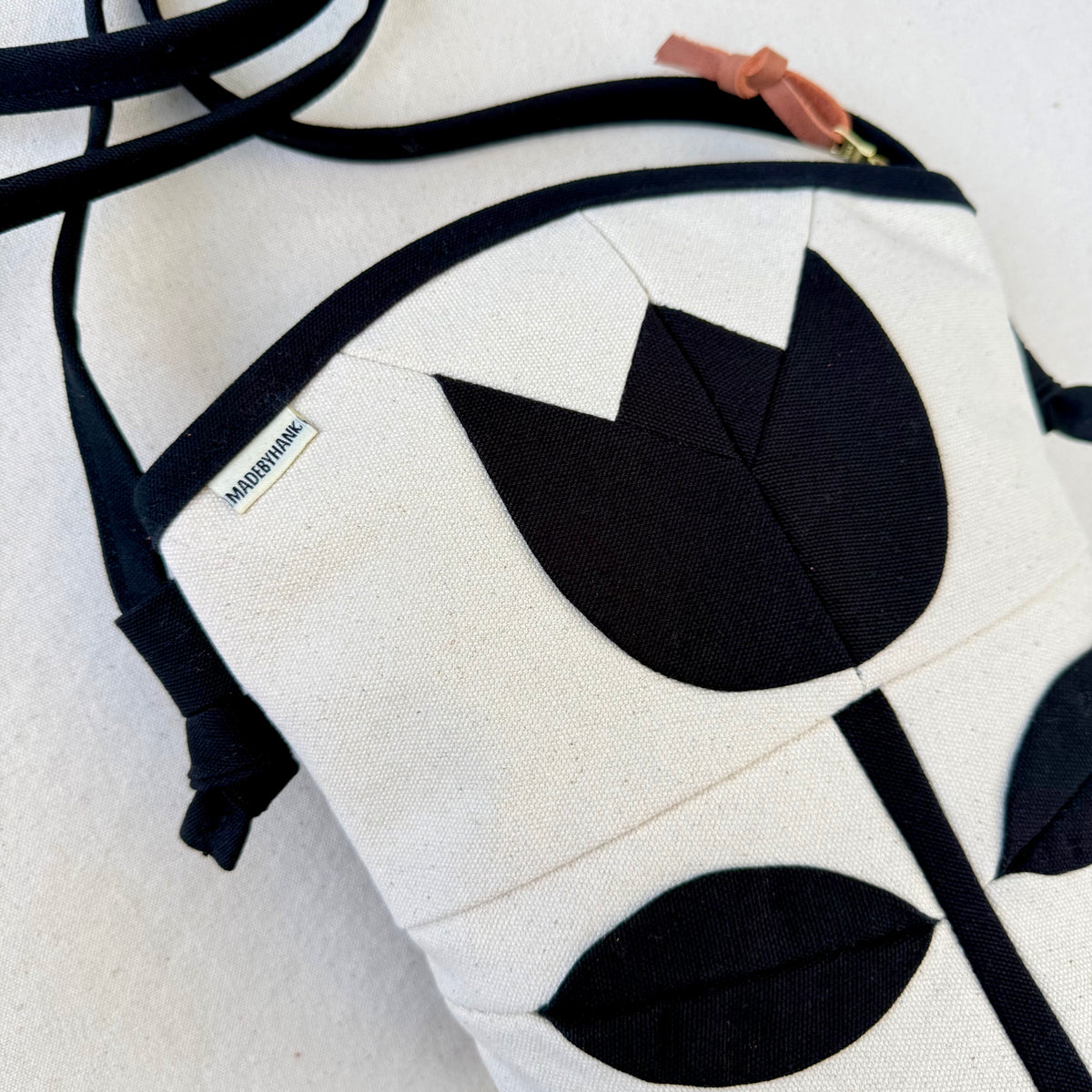 The Emmy Crossbody, pieced work tulip in natural and black