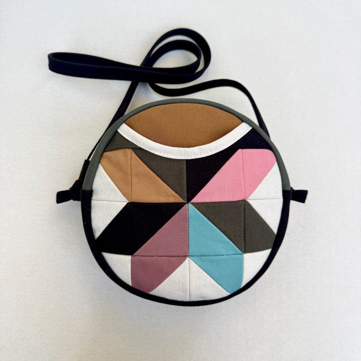 pinwheel star circle crossbody, natural with caramel/black/dark olive/mauve/pink/aqua