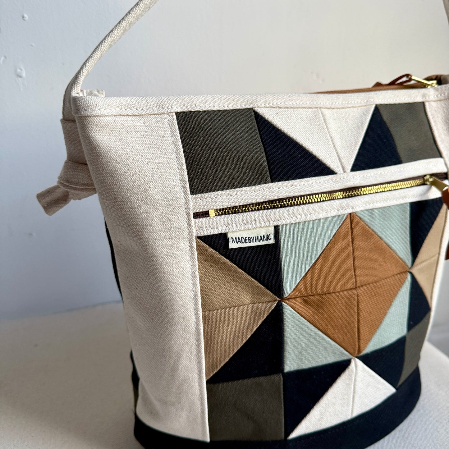 large bucket bag with separating zipper, natural/ seaglass/caramel/forest/black