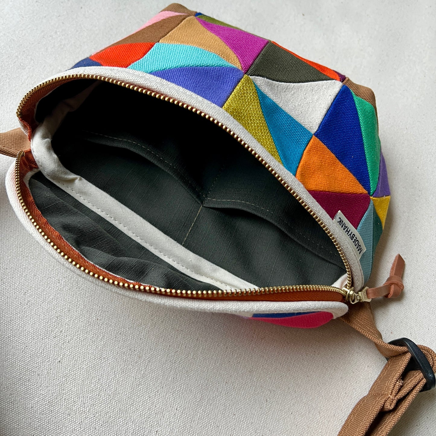 party triangles fanny bag (caramel)